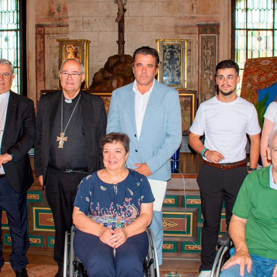 <!-- wp:paragraph -->
<p><strong><em>“Tu Madre te busca”</em></strong></p>
<!-- /wp:paragraph -->

<!-- wp:paragraph -->
<p>El Real Monasterio de Santa María de Guadalupe ha acogido hoy, 7 de julio, la presentación oficial del Año Jubilar Guadalupense 2026-2027, que se celebrará del 30 de agosto de 2026 al 8 de septiembre de 2027. Será un tiempo de gracia que volverá a convertir a la Casa de Santa María de Guadalupe en un lugar privilegiado de peregrinación, oración, reconciliación y esperanza para los miles de fieles que llegarán hasta este Santuario Mariano.</p>
<!-- /wp:paragraph -->

<!-- wp:paragraph -->
<p>El acto contó con la participación de Mons. D. Francisco Cerro Chaves, arzobispo de Toledo, Primado de España; Mons. Fray José Rodríguez Carballo, OFM, arzobispo de Mérida-Badajoz; el vicario general de la diócesis de Coria-Cáceres, D. Diego Zambrano; y el guardián del Real Monasterio, Fray Vidal Rodríguez, OFM, presidente de la comisión interdiocesana encargada de la organización del Jubileo.</p>
<!-- /wp:paragraph -->

<!-- wp:paragraph -->
<p>El Año Jubilar Guadalupense es una gracia concedida por la Santa Sede que permite a los peregrinos obtener las indulgencias propias de este tiempo santo. Se celebra únicamente cuando la festividad litúrgica de Santa María de Guadalupe, el 6 de septiembre, coincide en domingo. La apertura oficial tendrá lugar el próximo 30 de agosto de 2026, con la solemne apertura de la Puerta Santa, signo del inicio del Año Santo e invitación a emprender un camino de conversión, reconciliación y encuentro con Cristo.</p>
<!-- /wp:paragraph -->

<!-- wp:heading {"level":3} -->
<h3 class="wp-block-heading">Un camino compartido por toda la Iglesia</h3>
<!-- /wp:heading -->

<!-- wp:paragraph -->
<p>Durante la presentación se puso de manifiesto la estrecha colaboración entre la Archidiócesis de Toledo y las diócesis de la Provincia Eclesiástica de Mérida-Badajoz en la preparación de este acontecimiento. Mons. D. Francisco Cerro destacó esta comunión eclesial como una riqueza del Jubileo y subrayó la dimensión profundamente mariana y universal de Guadalupe, llamada a seguir fortaleciendo los vínculos espirituales entre Extremadura y los pueblos de América.</p>
<!-- /wp:paragraph -->

<!-- wp:paragraph -->
<p>Por su parte, Mons. Fray José Rodríguez Carballo, comenzó presentado la Carta Pastoral conjunta de este año santo, recordando que todo Jubileo es, ante todo, una invitación personal a ponerse en camino. Animó a los fieles a vivir esta peregrinación como una experiencia de fe compartida y de esperanza, sin miedo a cruzar la Puerta Santa, signo de la misericordia de Dios. Asimismo, puso en valor el lema elegido para esta celebración, “Tu Madre te busca”, una expresión que refleja la iniciativa amorosa de María, primera discípula de Jesús, que sale al encuentro de sus hijos para conducirlos hasta Cristo.</p>
<!-- /wp:paragraph -->

<!-- wp:quote -->
<blockquote class="wp-block-quote"><!-- wp:paragraph -->
<p>“Queremos que Guadalupe sea un lugar de encuentro con el Señor”</p>
<!-- /wp:paragraph --></blockquote>
<!-- /wp:quote -->

<!-- wp:paragraph -->
<p>Fray Vidal Rodríguez explicó que el deseo de la comunidad franciscana es que este Año Santo sea una auténtica oportunidad para la evangelización, el encuentro y la renovación de la fe.</p>
<!-- /wp:paragraph -->

<!-- wp:quote -->
<blockquote class="wp-block-quote"><!-- wp:paragraph -->
<p>“Queremos que quienes lleguen a Guadalupe puedan reconciliarse con el Señor, expresar su fe y recuperar la esperanza.”</p>
<!-- /wp:paragraph --></blockquote>
<!-- /wp:quote -->

<!-- wp:paragraph -->
<p>El guardián recordó también la dimensión universal de la devoción a Santa María de Guadalupe, profundamente arraigada en el continente americano y presente también en Filipinas. En este sentido, manifestó el deseo de que miles de peregrinos vuelvan a encontrar en Guadalupe una casa abierta donde experimentar la cercanía de Dios bajo la mirada maternal de la Virgen.</p>
<!-- /wp:paragraph -->

<!-- wp:paragraph -->
<p>A lo largo del Año Jubilar se desarrollará un amplio programa de peregrinaciones y celebraciones dirigido a los distintos ámbitos de la vida eclesial: jóvenes, familias, catequesis, educación, pastoral de la salud, vida consagrada, clero, movimientos y asociaciones, entre otros.</p>
<!-- /wp:paragraph -->

<!-- wp:paragraph -->
<p>Entre las principales novedades presentadas figuran la publicación de la carta pastoral conjunta “Tu Madre te busca”, elaborada por los obispos de la Provincia Eclesiástica; la nueva credencial del peregrino; y la oración oficial del Jubileo, que acompañará espiritualmente todas las celebraciones previstas.</p>
<!-- /wp:paragraph -->

<!-- wp:heading {"level":3} -->
<h3 class="wp-block-heading">Un Jubileo que también se hace caridad</h3>
<!-- /wp:heading -->

<!-- wp:paragraph -->
<p>Como expresión concreta del compromiso cristiano con los más vulnerables, el Año Jubilar Guadalupense apoyará con una Obra Social que apoyará el proyecto “Hogar Santa María de Guadalupe. Nuestra Casa”, promovido por ASDIVI.</p>
<!-- /wp:paragraph -->

<!-- wp:paragraph -->
<p>Esta iniciativa permitirá la creación de un hogar destinado a personas con discapacidad física e intelectual, donde puedan desarrollar un proyecto de vida lo más autónomo posible, acompañadas por profesionales especializados y en colaboración con sus familias. El proyecto quiere dar respuesta a una necesidad creciente y convertirse en el legado social y solidario de este Año Santo, haciendo visible que la peregrinación hacia Cristo encuentra también su expresión en la cercanía, el servicio y el cuidado de quienes más lo necesitan.</p>
<!-- /wp:paragraph -->

<!-- wp:heading {"level":3} -->
<h3 class="wp-block-heading">Camino, encuentro y esperanza</h3>
<!-- /wp:heading -->

<!-- wp:paragraph -->
<p>Durante la presentación se dio a conocer también el logotipo oficial del Jubileo, concebido como una narración visual que representa a un pueblo peregrino caminando hacia Guadalupe. Allí, la Iglesia, simbolizada por el Real Monasterio, acoge a todos bajo la mirada maternal de Santa María de Guadalupe, que conduce a sus hijos al encuentro renovador con Cristo.</p>
<!-- /wp:paragraph -->

<!-- wp:paragraph -->
<p>Tres palabras resumen el significado de esta imagen y el espíritu de toda la celebración: camino, encuentro y esperanza, una síntesis que expresa el contenido del lema elegido para este Año Jubilar: “Tu Madre te busca”.</p>
<!-- /wp:paragraph -->

<!-- wp:paragraph -->
<p>El Año Jubilar Guadalupense concluirá el 8 de septiembre de 2027, solemnidad de Santa María de Guadalupe, patrona de Extremadura y reina de la Hispanidad, con el deseo de que este tiempo de gracia fortalezca la fe de los peregrinos, renueve la vida de la Iglesia y siga haciendo del Real Monasterio de Guadalupe un lugar privilegiado de acogida, oración y esperanza para cuantos acudan hasta la Casa de la Madre.</p>
<!-- /wp:paragraph -->

<!-- wp:paragraph -->
<p>La Comunidad franciscana que cuida la Santa Casa, invita a todos los peregrinos a ponerse en camino espiritual hacia Guadalupe, donde Tu Madre te busca.</p>
<!-- /wp:paragraph -->

<!-- wp:preformatted -->
<pre class="wp-block-preformatted">Fray Vidal Rodríguez López. Guardián</pre>
<!-- /wp:preformatted -->

<!-- wp:paragraph -->
<p>                    <div class="flicgal-gallery-wrapper gallery-2870">
                                                <div class="flicgal-gallery-container-wrapper">
                            <div class="flicgal-spinner-wrapper">
                                <div class="flicgal-loading-img"><img src="https://monasterioguadalupe.es/wp-content/plugins/flickr-album-gallery/img/loading.gif" /></div>
                            </div>
                            <div class="flicgal-gallery-container"></div>
                        </div>
                        <!-- Blueimp gallery -->
                        <div id="blueimp-gallery-2870" class="blueimp-gallery blueimp-gallery-controls">
                            <div class="slides"></div>
                            <h3 class="title"></h3>
                            <a class="prev"></a>
                            <a class="next"></a>
                            <a class="close"></a>
                            <a class="play-pause"></a>
                            <ol class="indicator"></ol>
                        </div>
                    </div>
                    
            </p>
<!-- /wp:paragraph -->